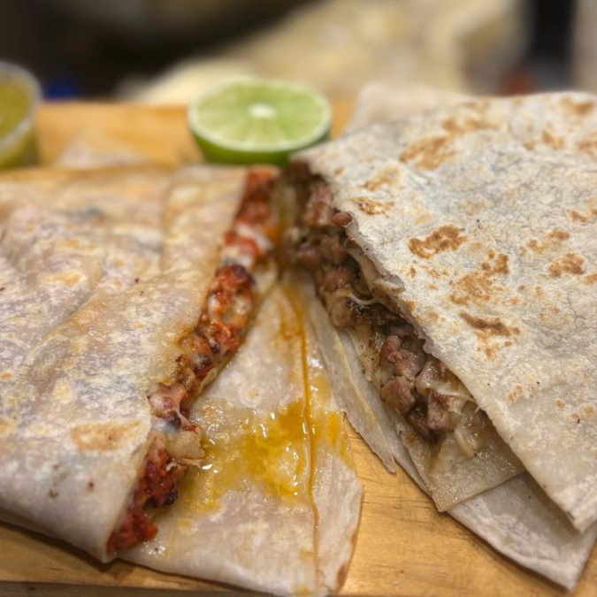 Gringa de Chorizo y Lechera de Arrachera