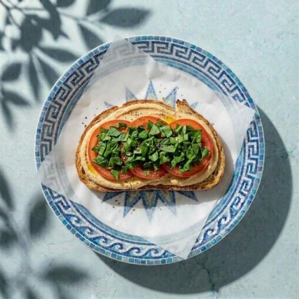 Tostada hummus con jitomate