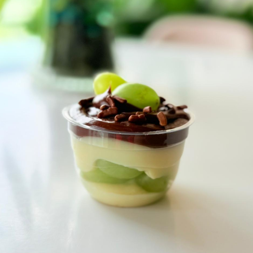 Delicioso recheio de ninho , uvas sem semente , finalizado com brigadeiro gourmet .