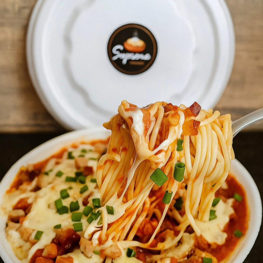 Uma marmita irresistível com espaguete soltinho envolvido em um molho bolonhesa encorpado, preparado com carne selecionada e temperos especiais. Finalizado com um toque de manjericão que realça o sabor e uma generosa camada de queijo mussarela derretido por cima, deixando tudo ainda mais cremoso e saboroso. a