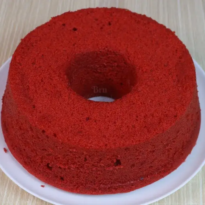 Bolo Red Velvet caseiro, macio e levemente chocolatudo, com textura aveludada e sabor delicado. Perfeito para quem ama um bolo leve e delicioso!