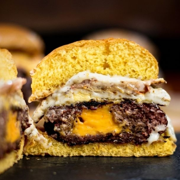 pão brioche, carne artesanal 160g recheado c/queijo cheddar, ovo, molho da cada e tomate assados