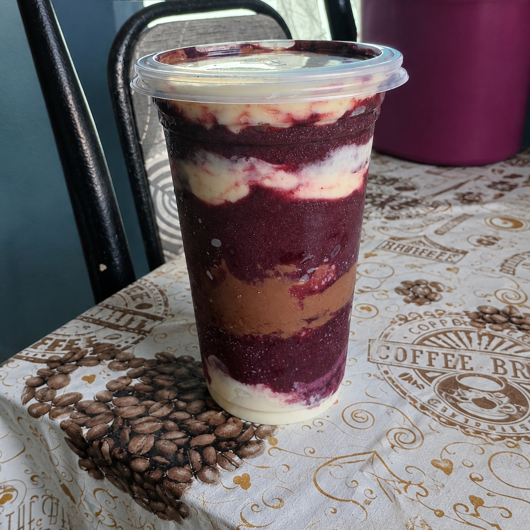 Açaí gourmet, creme de cacau e avelã, creme de leite ninho e banana.