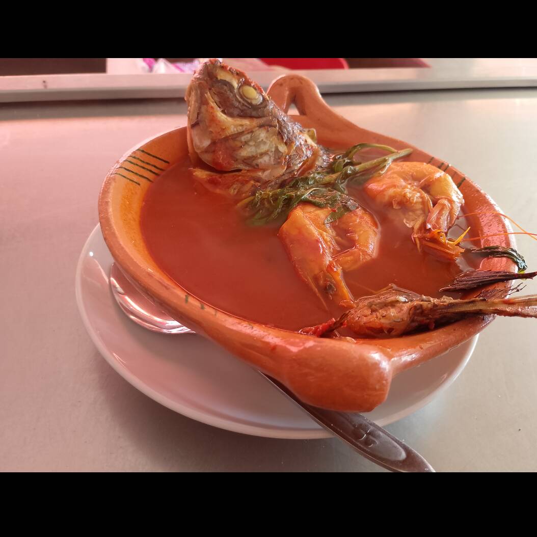 Caldo de pescado y camarón