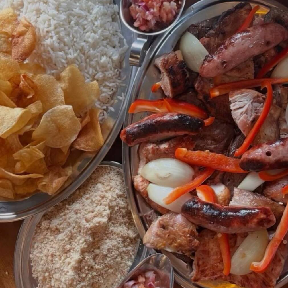 Contra filé, meio galeto, linguiça toscana e picanha suína, acompanha arroz, batata portuguesa, farofa de alho e molho à campanha.