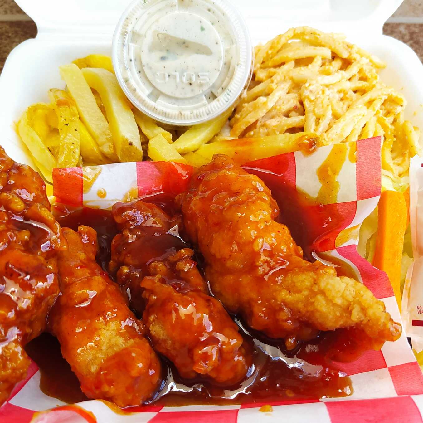 Tenders de Pollo, Papas y Pasta a la Mantequilla