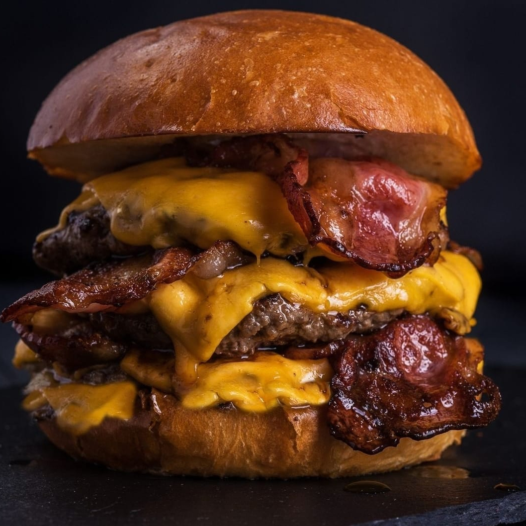 3 HAMBURGUER ARTESANAL , CHEDDAR EM FATIAS, CEBOLA,, ALFACE, BACON E MAIONESE DEFUMADA