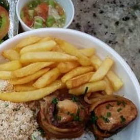 Almoço Delicia para quem ama preparos na brasa. Nosso prato feito é composto de Medalhão de Frango com temperinho especial: Acompanhada de Arroz branco, Vinagrete e Farofa, além do acompanhamento a sua escolha. OBS.: Marmitex
