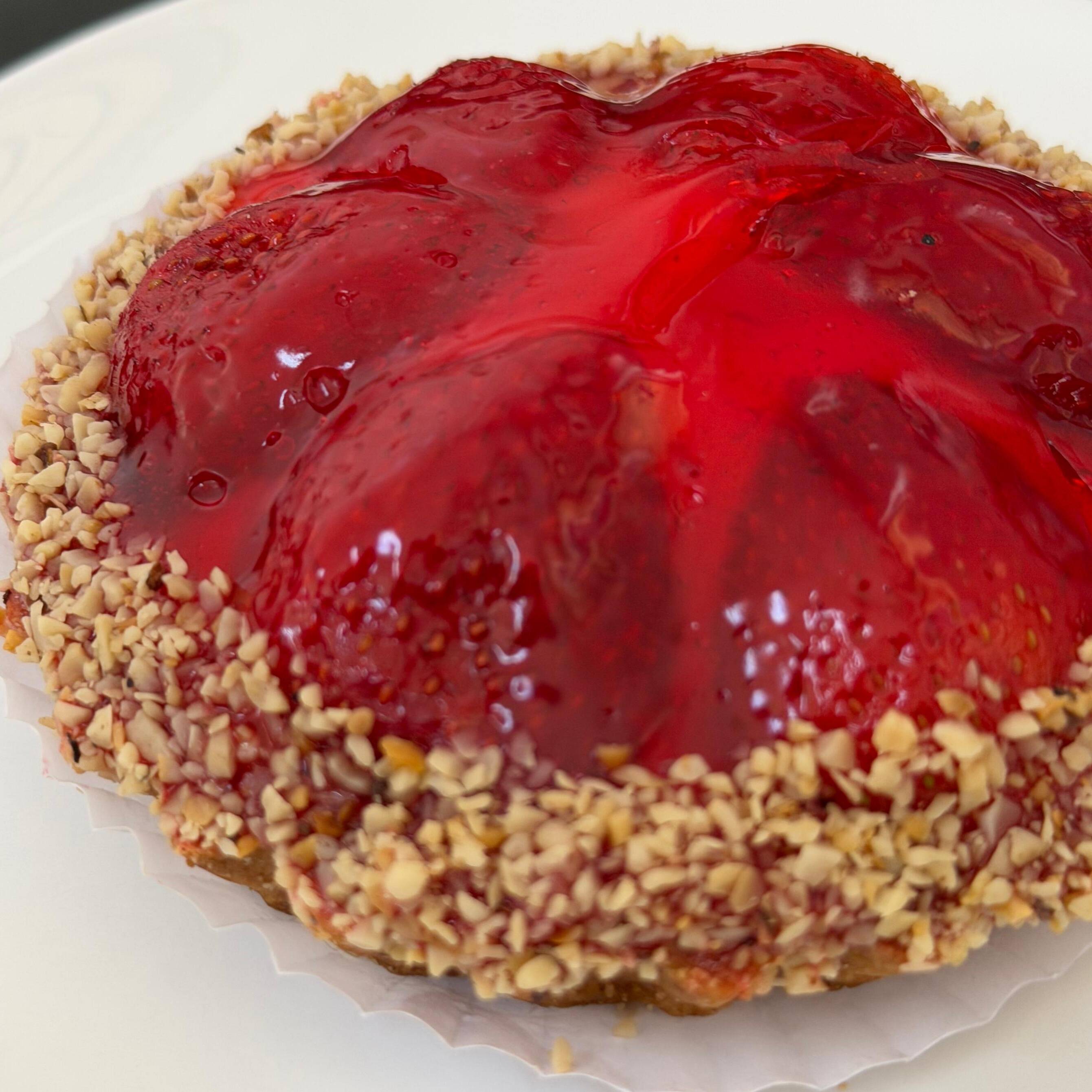 Deliciosa massa crocante com morangos frescos, um creme super macio, castanhas e geleia de morango. Aproximadamente 200g.