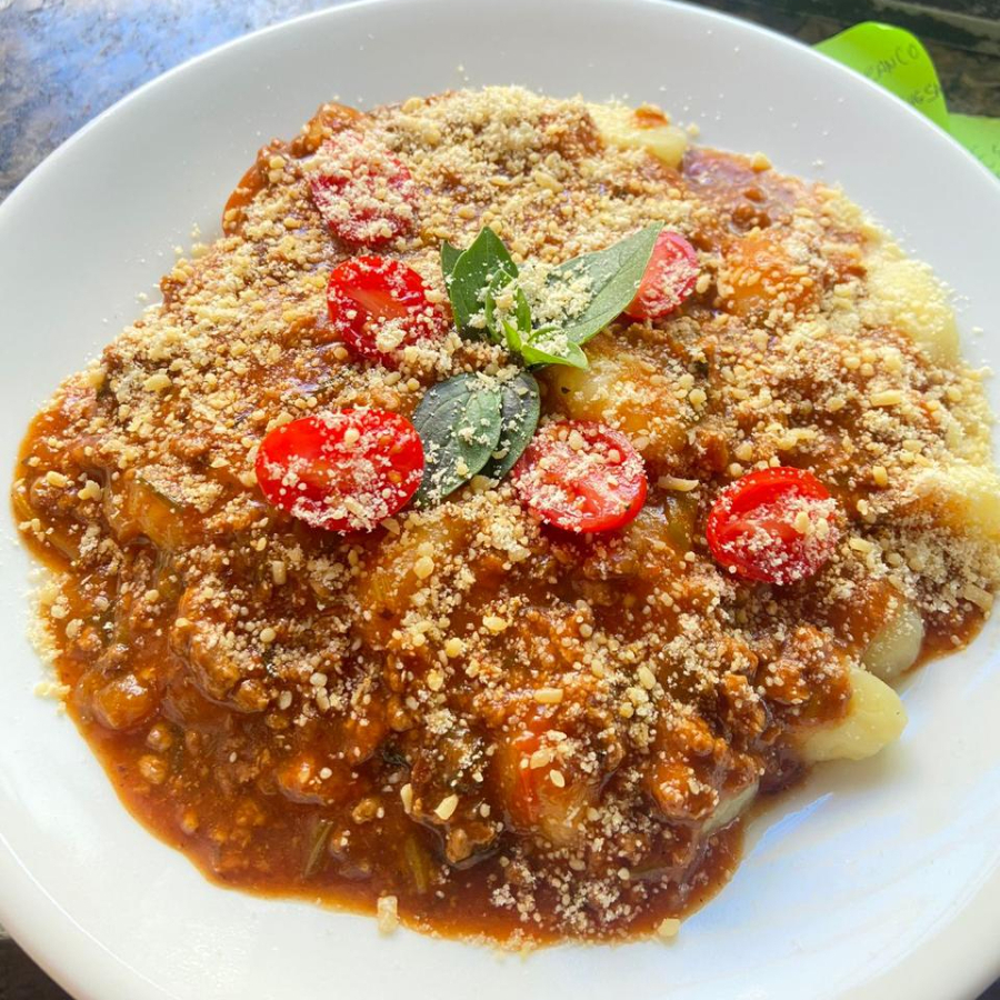 Nhoque de batata servidos com um clássico molho bolonhesa, preparado com carne moída e blend de temperos artesanais. Uma combinação reconfortante e cheia de sabor, perfeita para os amantes da boa gastronomia. Aproximadamente 500g.