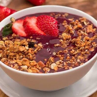 Delicioso açaí geladinho, preparado com frutas frescas e servido com cereal crocante para dar aquele toque especial. Perfeito para quem busca uma opção saudável e saborosa. Serve 1 pessoa.
