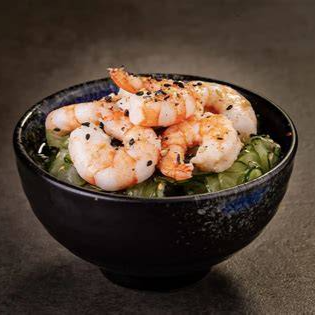 Salada de pepino japonês com camarões naturais e gergelim delicioso.