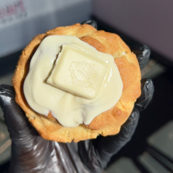 Nosso cookie Galak tem nossa massa tradicional de baunilha com chocolate branco, recheio de creme Galak e finalizado com chocolate branco e um pedaço de chocolate Galak.