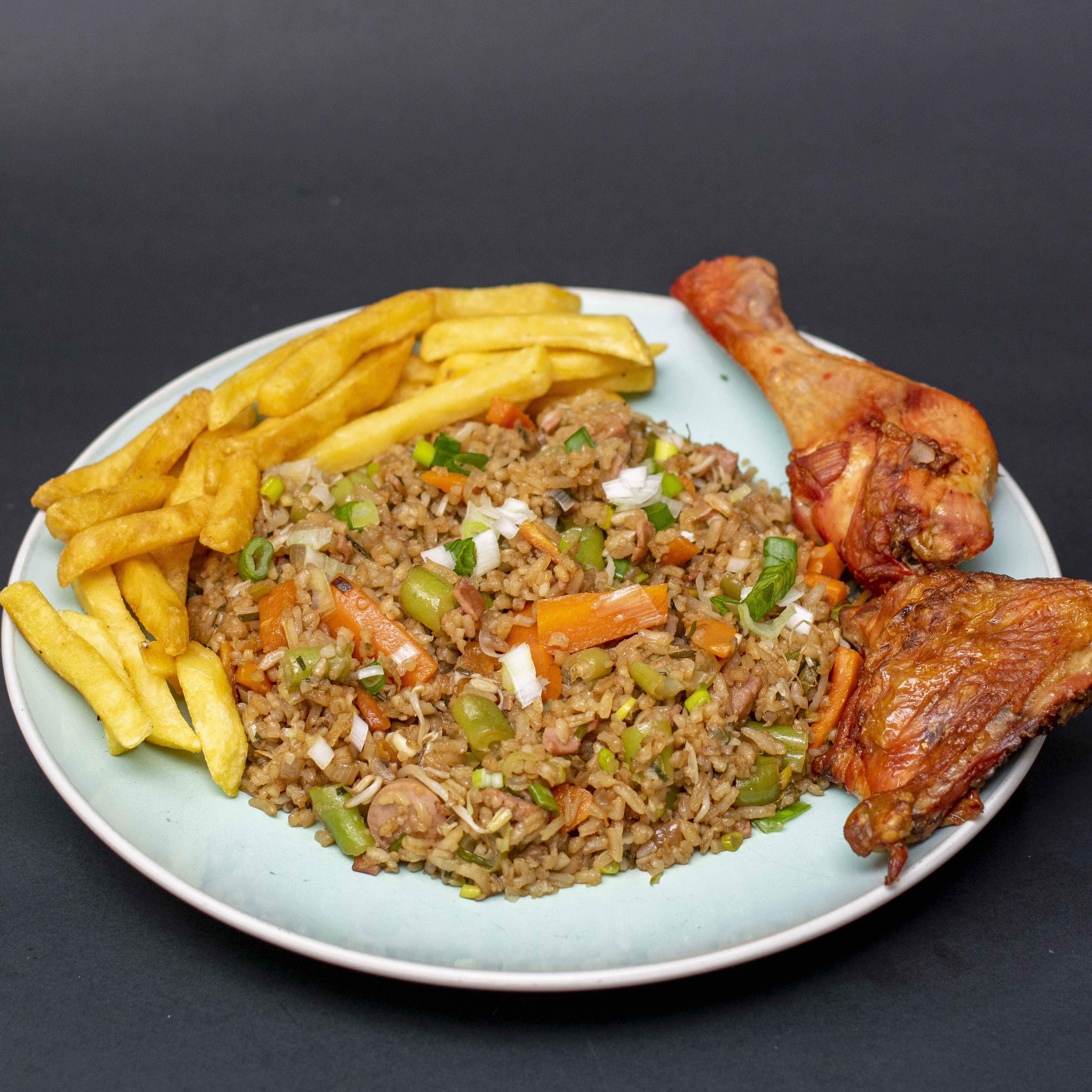 Combo Arroz Chow Fan más Pollo más Gaseosa