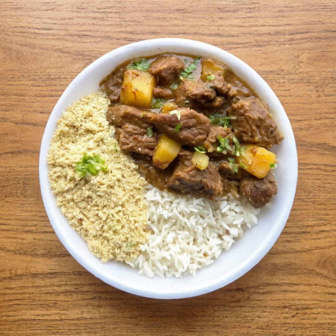 Carne de panela desmanchando, preparada lentamente com batatas e temperos da casa, servida com arroz soltinho, feijão caseiro e farofa crocante. Um clássico brasileiro cheio de sabor.