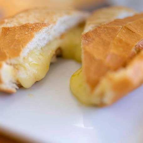 Pão francês com 3 fatias de mussarela