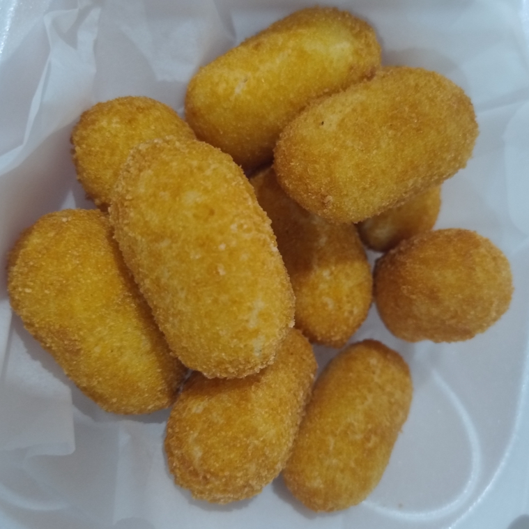 10 unidades de mini croquete de queijo e presunto, sequinho e crocante.