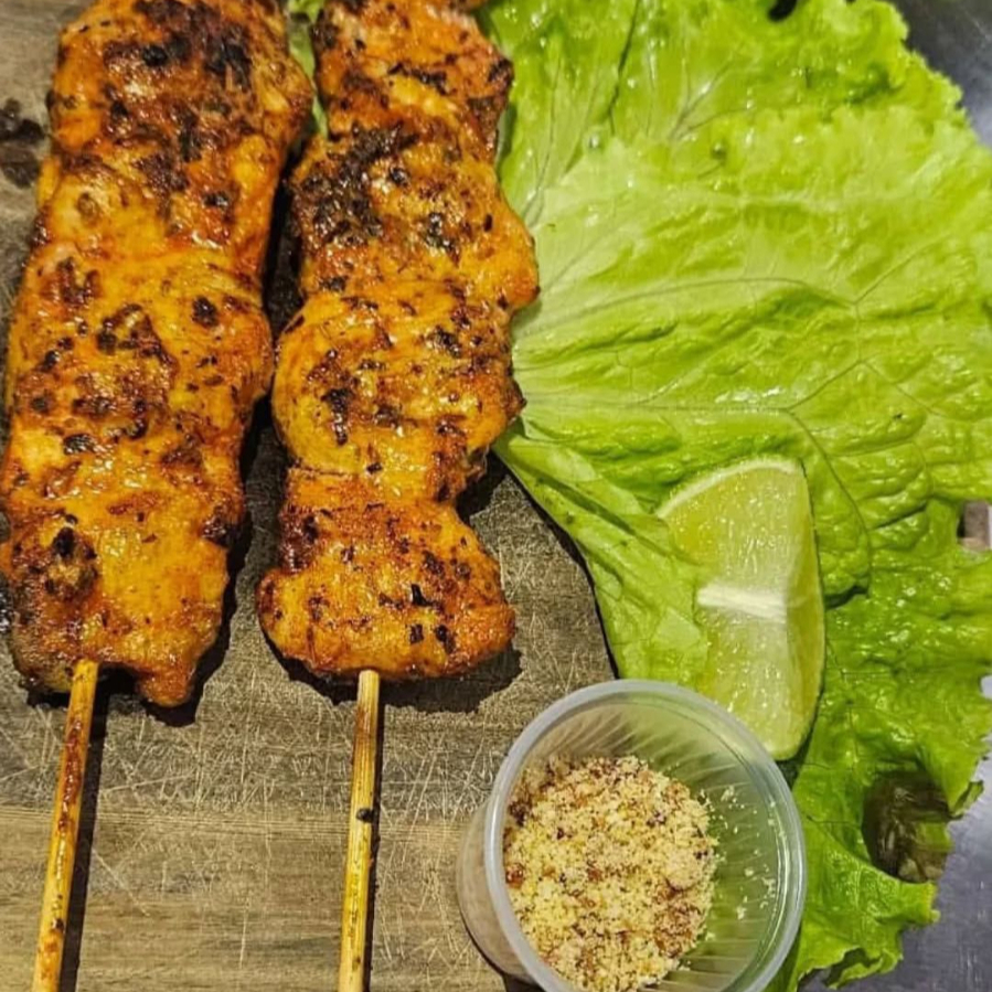 🍢🔥 Espetinho de frango no ponto certo! Bem temperado, suculento e acompanhado de farofa crocante e vinagrete fresquinho pra completar o sabor 😋 Impossível resistir! 🤍🔥