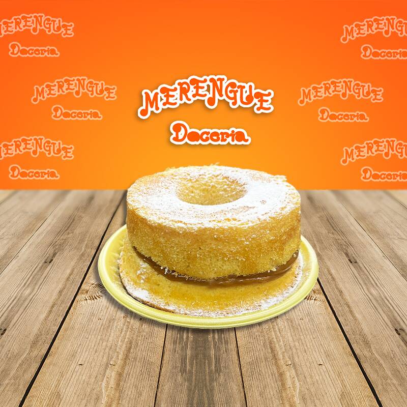 Suntuosamente preparado, este Bolo de Bem Casado é uma verdadeira obra de arte culinária. Sua massa artesanal, infundida com um delicado toque de baunilha, proporciona uma experiência sensorial única. Recheado com uma camada generosa de doce de leite, garante uma suculência irresistível à cada mordida. Finalizado com uma leve polvilhada de açúcar de confeiteiro, confere um charme especial e um sab