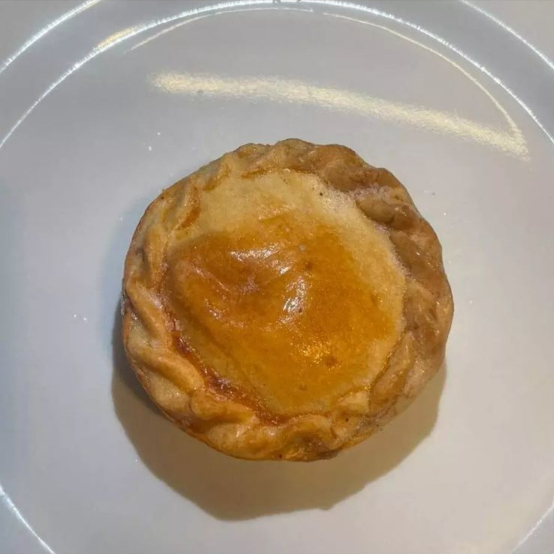 Empada com recheio suculento de frango desfiado e temperos especiais.