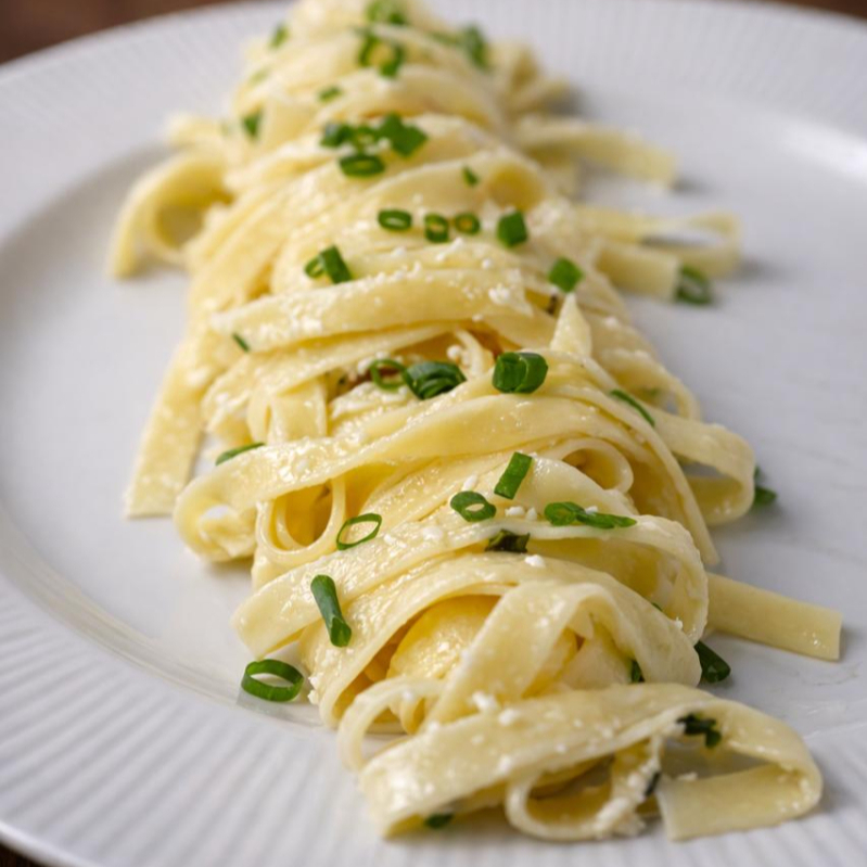 Massa fresca feita com ovos e farinha 00 italiana. Com textura leve e sabor delicado, massa 100% artesanal. Escolha seu molho e finalizado com queijo parmesão.