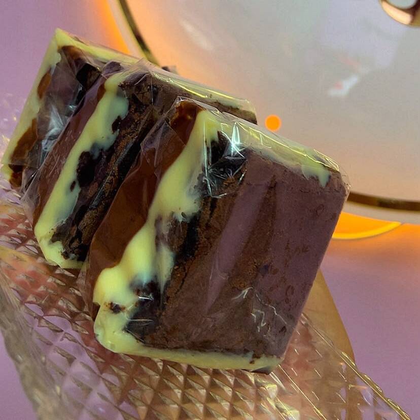 Brownie macio com casquinha crocante, recheado com Ninho cremoso e Nutella (Original)
1 unidade