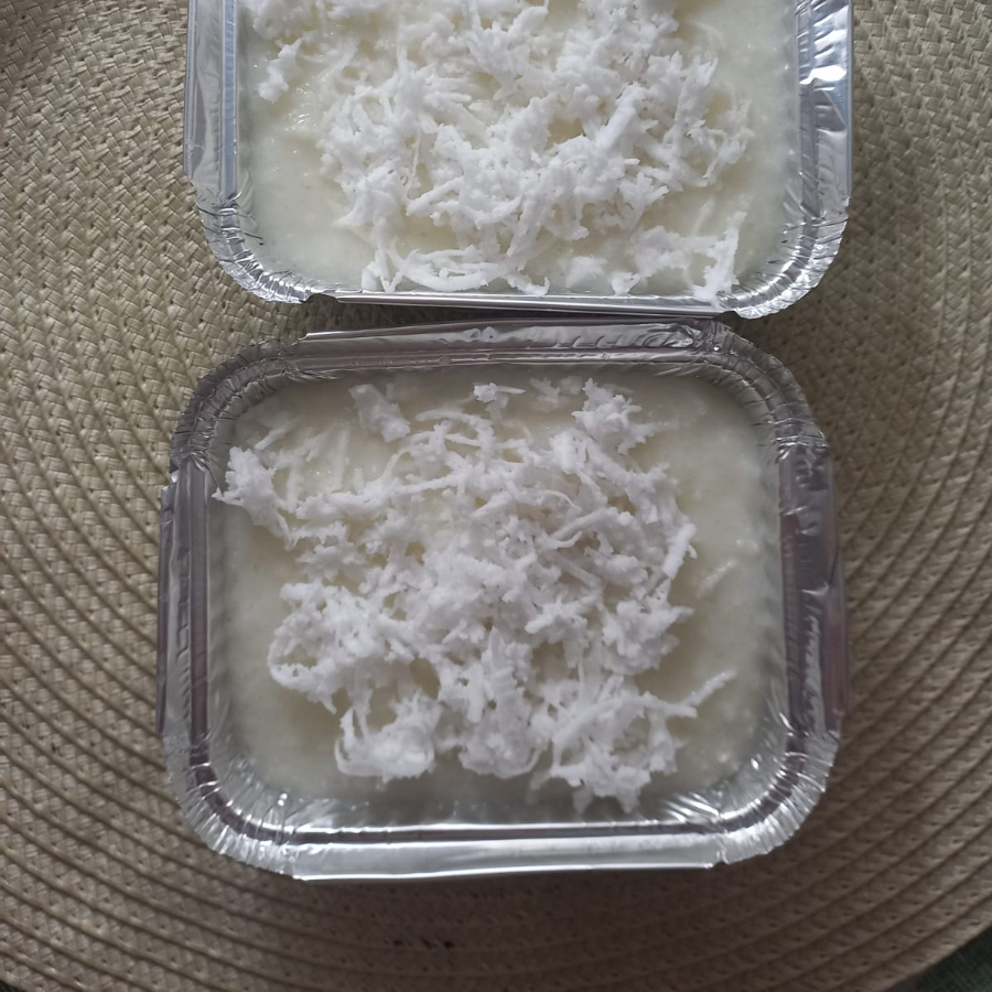 Cuscuz de tapioca bem cremoso, com muito coco fresco, leite de coco e adoçado na medida. E você tem opção de acrescentar leite condensado.