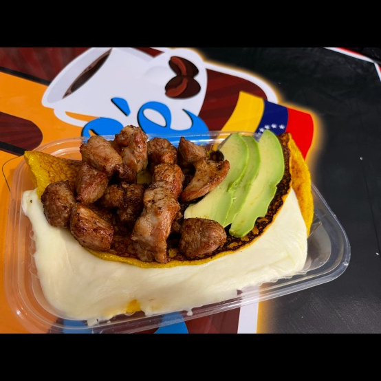 Cachapa con cochino frito y aguacate