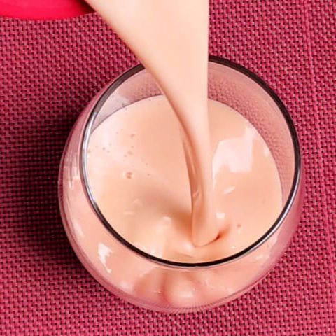 Este suco de 500ml é uma refrescante combinação de sabores tropicais. Feito com acerola, que traz uma acidez vibrante e rica em vitamina C, e graviola, que acrescenta uma textura cremosa e um sabor levemente doce com um toque azedo. Juntos, esses ingredientes criam um suco equilibrado e revigorante, perfeito para qualquer momento do Dia.