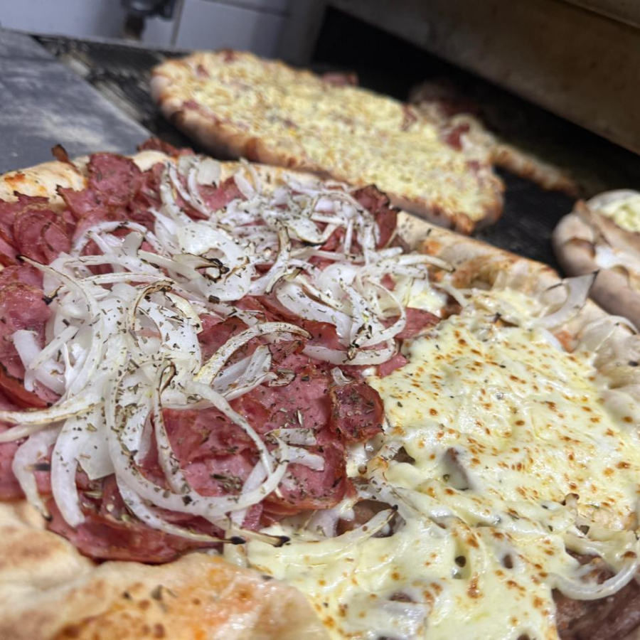 Mussarela (molho de tomate, mussarela e tomate) Calabresa (molho de tomate, calabresa e cebola)