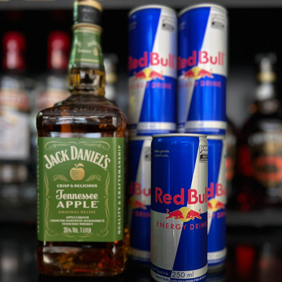 Acompanha 4 red bulls , 4 gelos e 4 copos