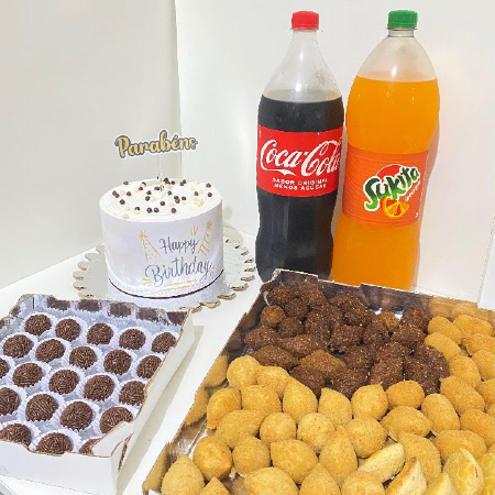 Kit Festa Bolo de Baunilha com recheio de doce de leite, serve 10 pessoas (Aprox 1,755 Kg ). E de brinde um topo de Parabéns. 100 Salgados 22g, 20 doces e 2 refrigerantes de 2 litros ( Coca e Sukita) Não Personalizamos a decoração