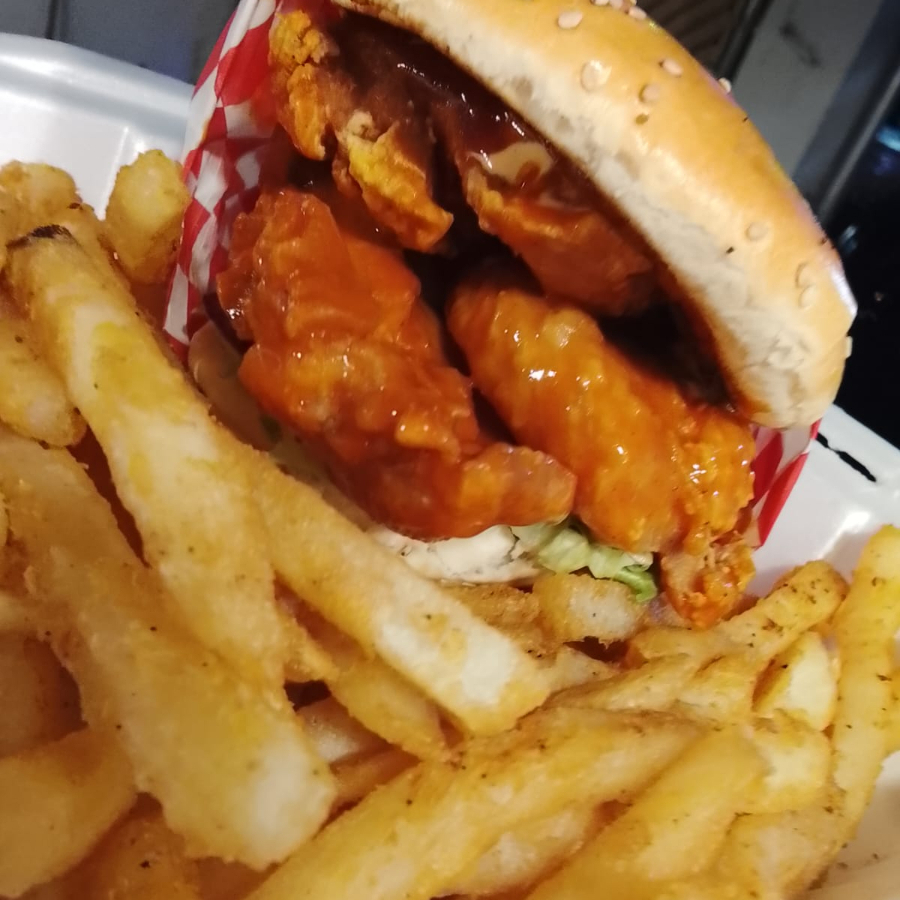 Chicken Tender Burger con Papas