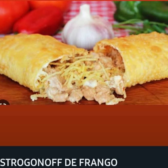 Frango desfiado com creme de leite, milho, cheiro verde e batata palha.