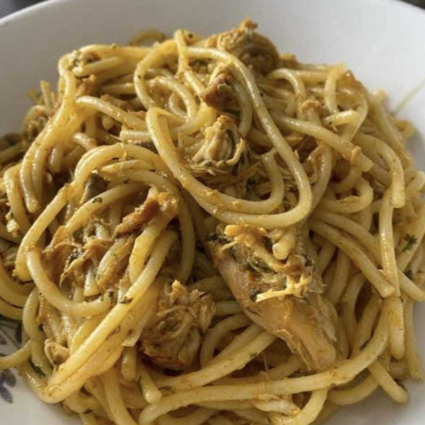 Espaguete ao molho de tomate com frango cozido e queijo ralado.