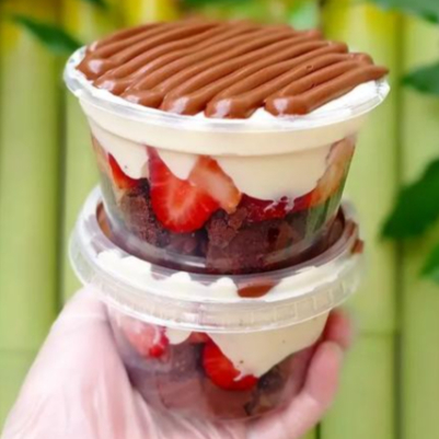 Nosso bownie maravilhoso, com nosso recheio de Ninho e morangos fresco que sõa colocados na hora e Nutella.