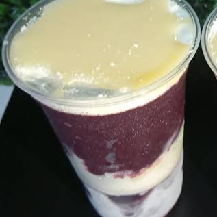 Açaí com ninho, leite em pó e leite condensado
