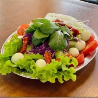 Alface, tomate, ovo de codorna, rúcula, repolho roxo e tomate seco