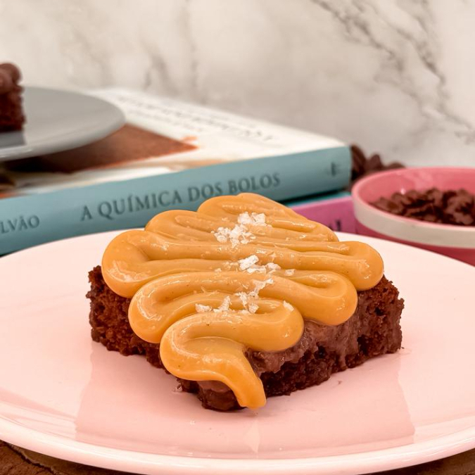Massa nuvem de chocolate, fofinha e aerada, embebida numa calda especial de cacau e coberta com brigadeiro de caramelo com toque de flor de sal maldon