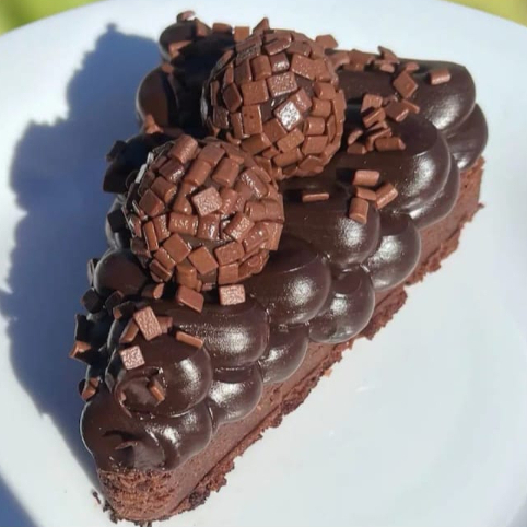 Deliciosa e suculenta fatia de brownie, coberto com um delicioso brigadeiro de chocolate gourmet e finalizado com 2 brigadeiros gourmet de brigadeiro ao leite.