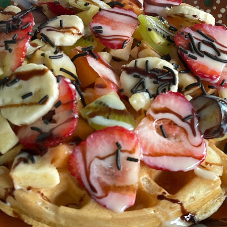 Waffles con Fruta de Temporada Grandes