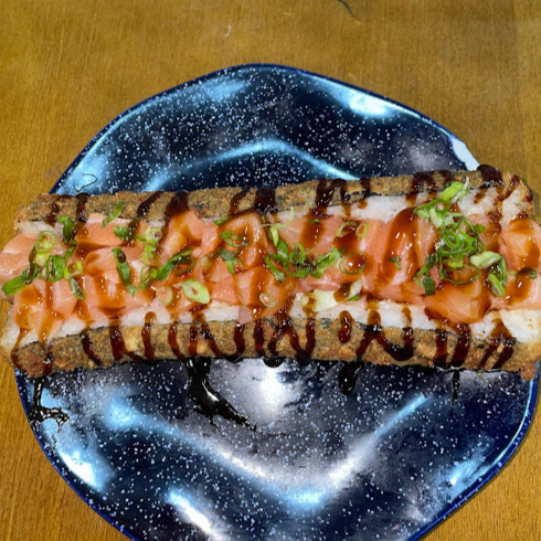 hot holl empanado feito comalga inteira ,recheio de salmao em cubos com cream cheese ,cebolinha e tare