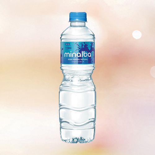 Geladinha, sem gás.