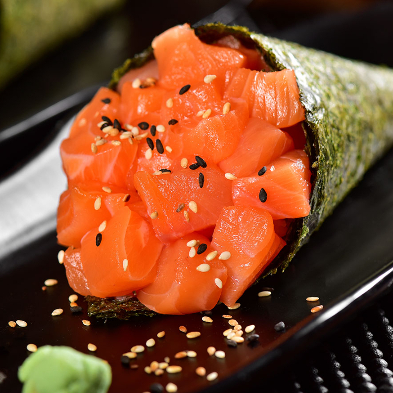 arroz em forma de cone com recheio de salmao em cubos (nao leva cream cheese)