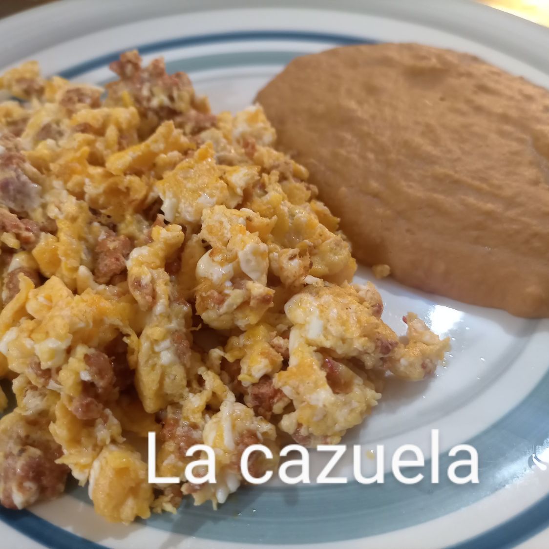 HUEVOS CON CHORIZO Y FRIJOL