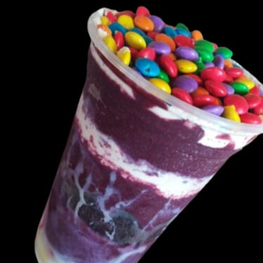 Açaí bem cremoso com Disquete e leite condensado, combinação clássica e super pedida em Salvador. Doce na medida certa.