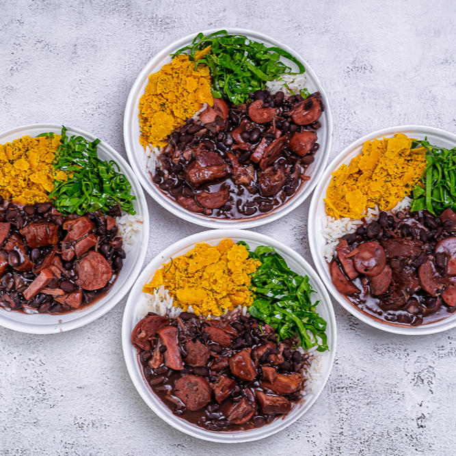 04 Marmitas de feijoada magra individual (arroz, carne seca, lombo, costelinha, linguiça calabresa, paio, couve refogado na manteiga, farofa e torresmo). Marmita indicada para 04 pessoa.