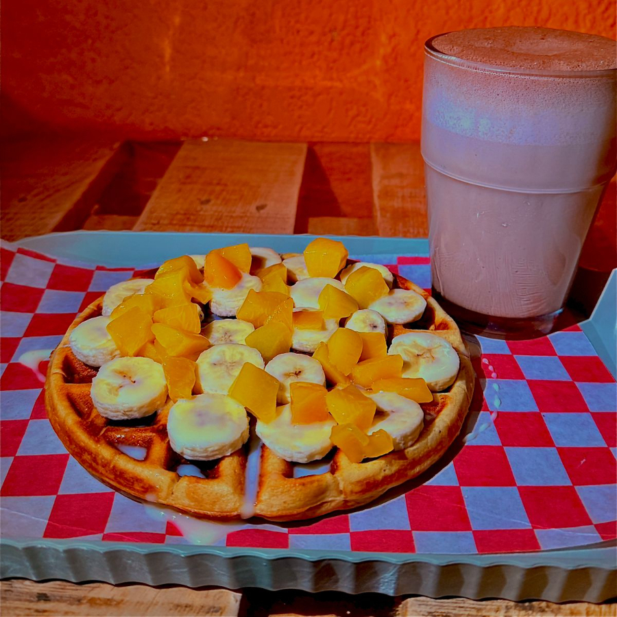 Waffles de Platano con Durazno y Lechera