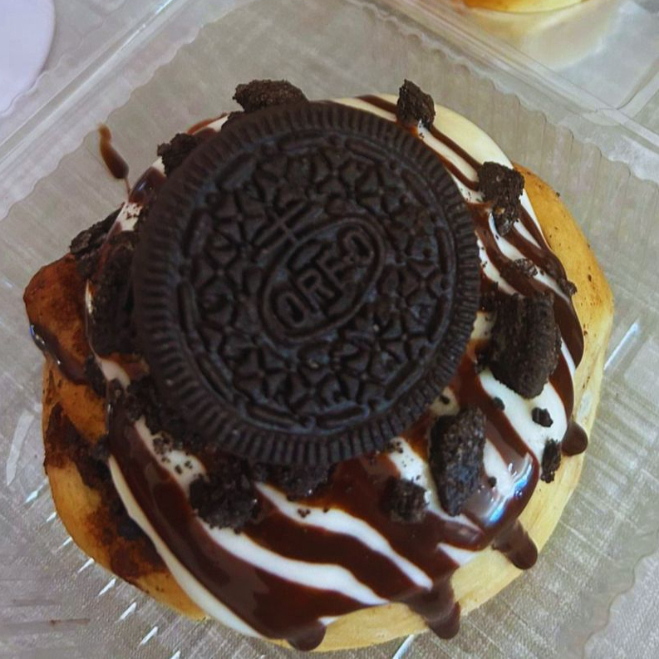 Roll Tradicional con Topping de OREO