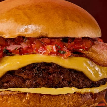 Pão, Carne de Blend (120g), Queijo, Bastante Bacon e Maionese Caseira.